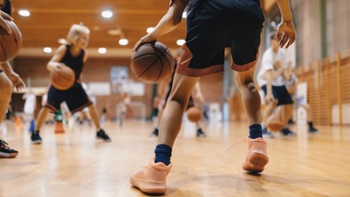 Bambini che giocano a basket